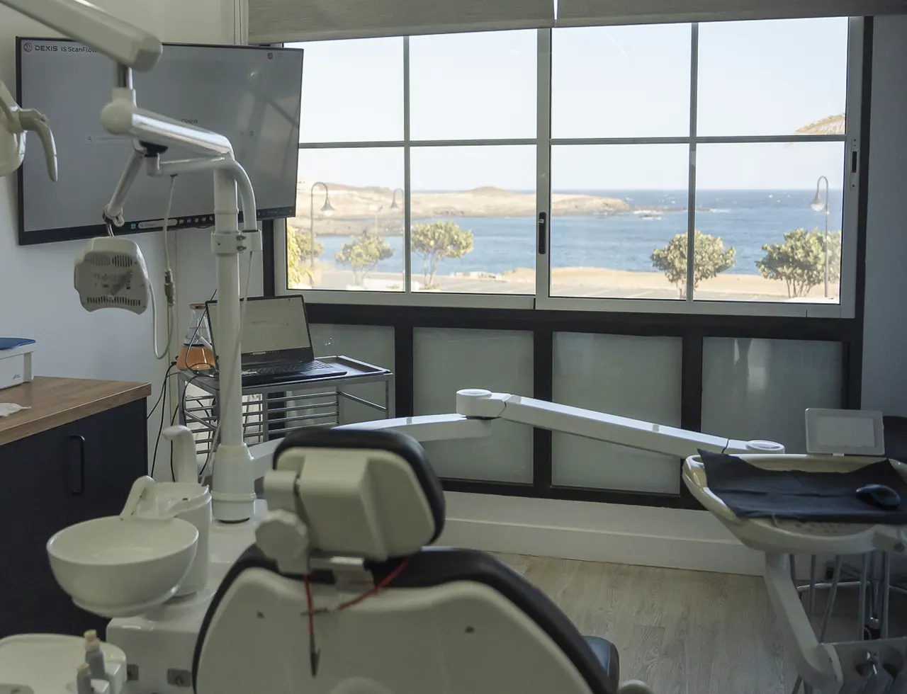 Gabinete con vista al mar